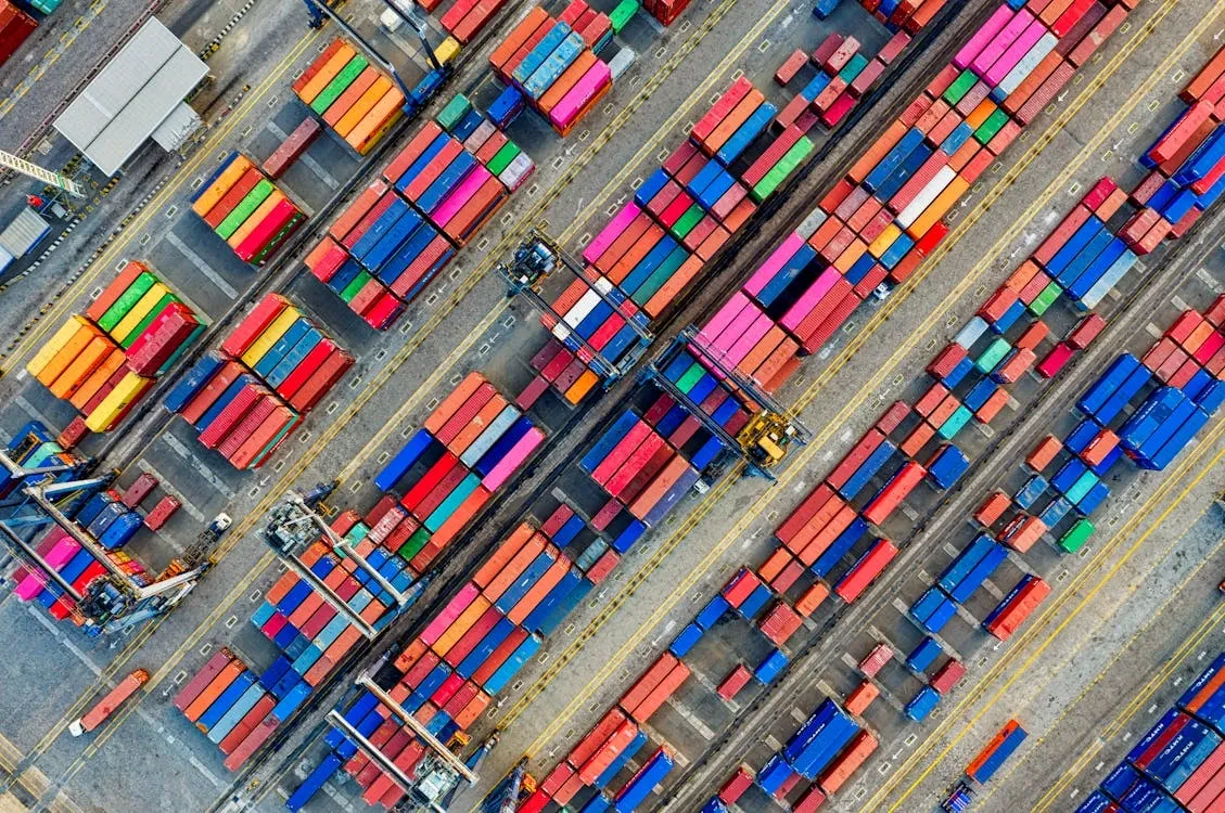 Una barco con contenedores.